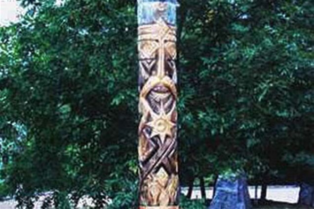 В Киеве неизвестные спилили статую Перуна