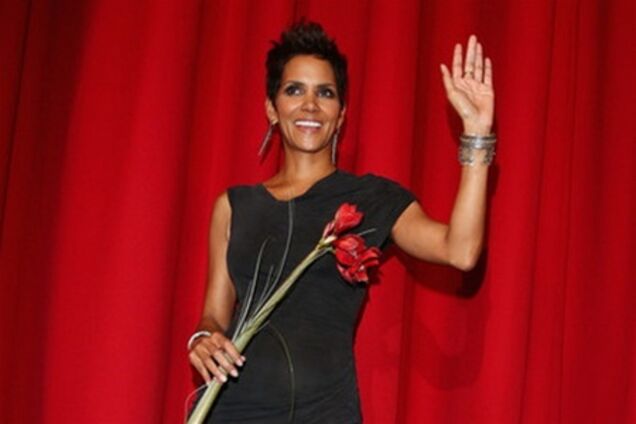 'Облачный атлас' в Берлине: нога Холли Берри и красный цветок