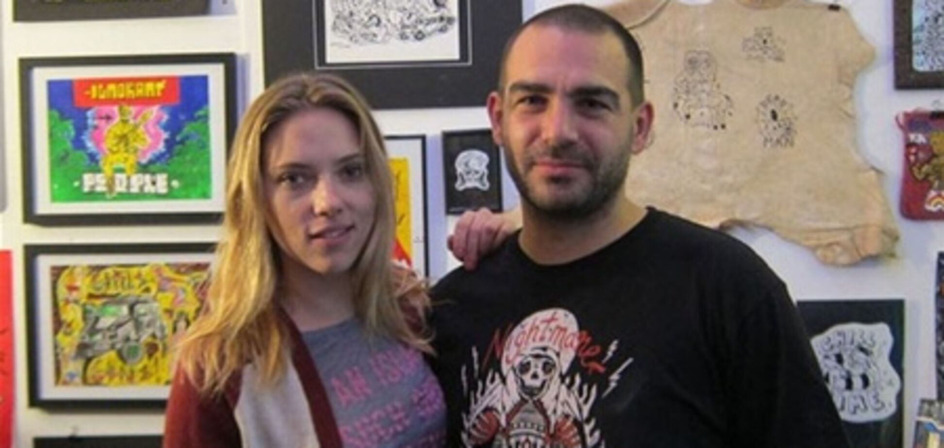 Йоханссон набила кривую подкову на ребра. Фото