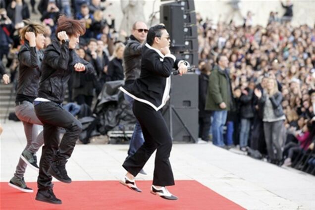 PSY научил 20 000 французов танцевать 'Gangnam Style'. Фото