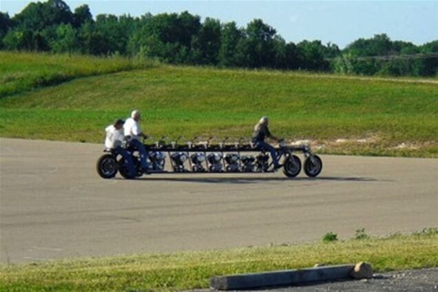 Создан 10-местный мотоцикл с семью двигателями. Фото 