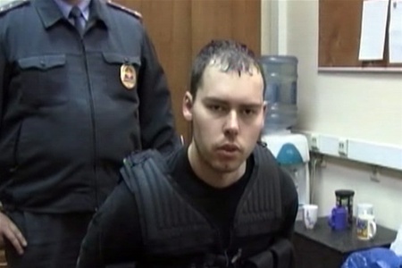 Камеры наблюдения засняли 'московского Брейвика' перед расстрелом