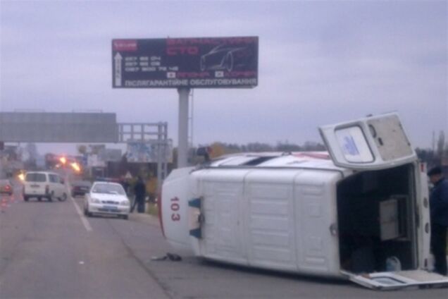 Машина скорой помощи разбилась в ДТП под Львовом  