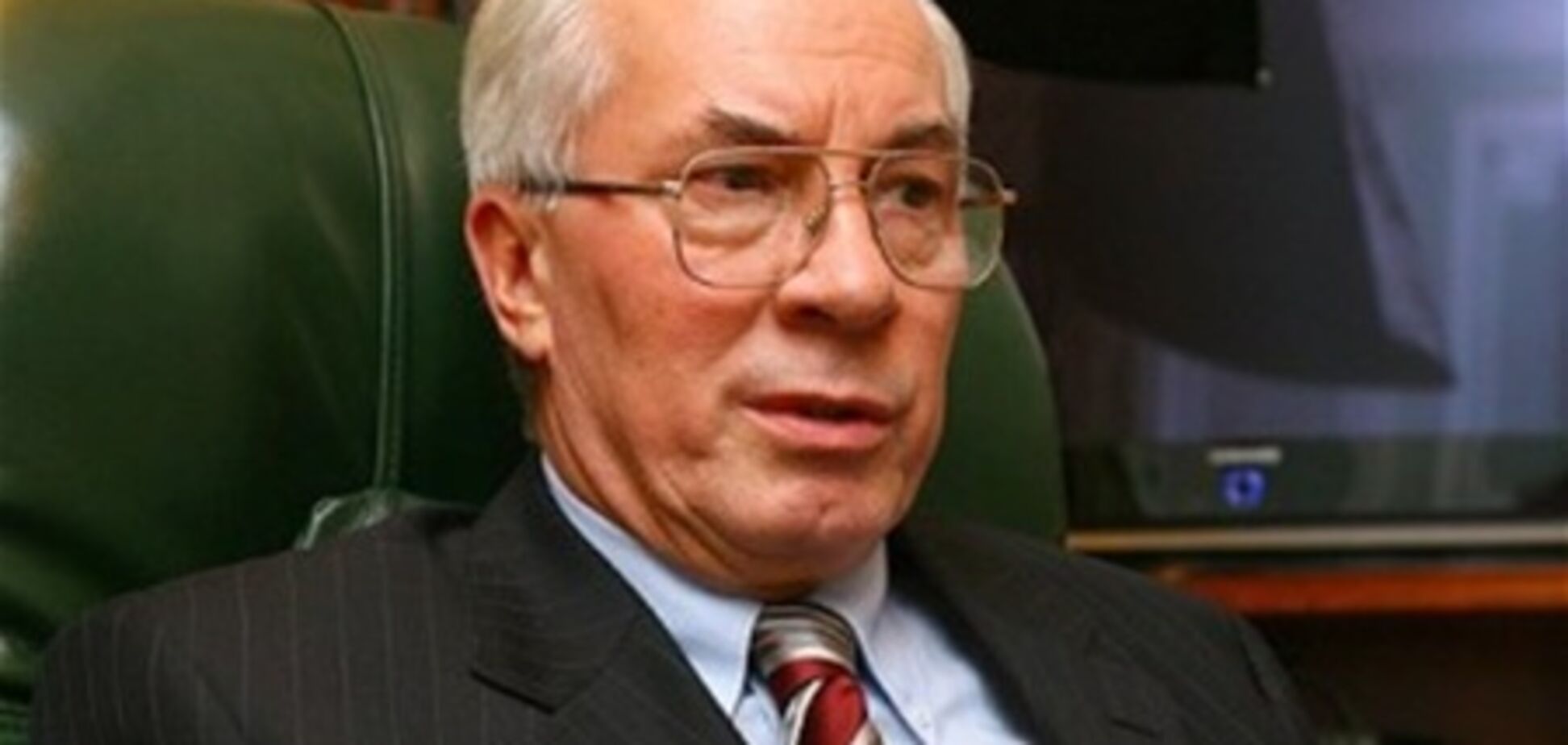 Азаров посоветовал украинцам бросать курить: проблем и так хватает