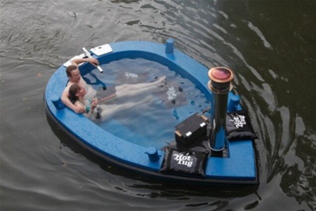 Создана лодка-джакузи на дровах. Фото 