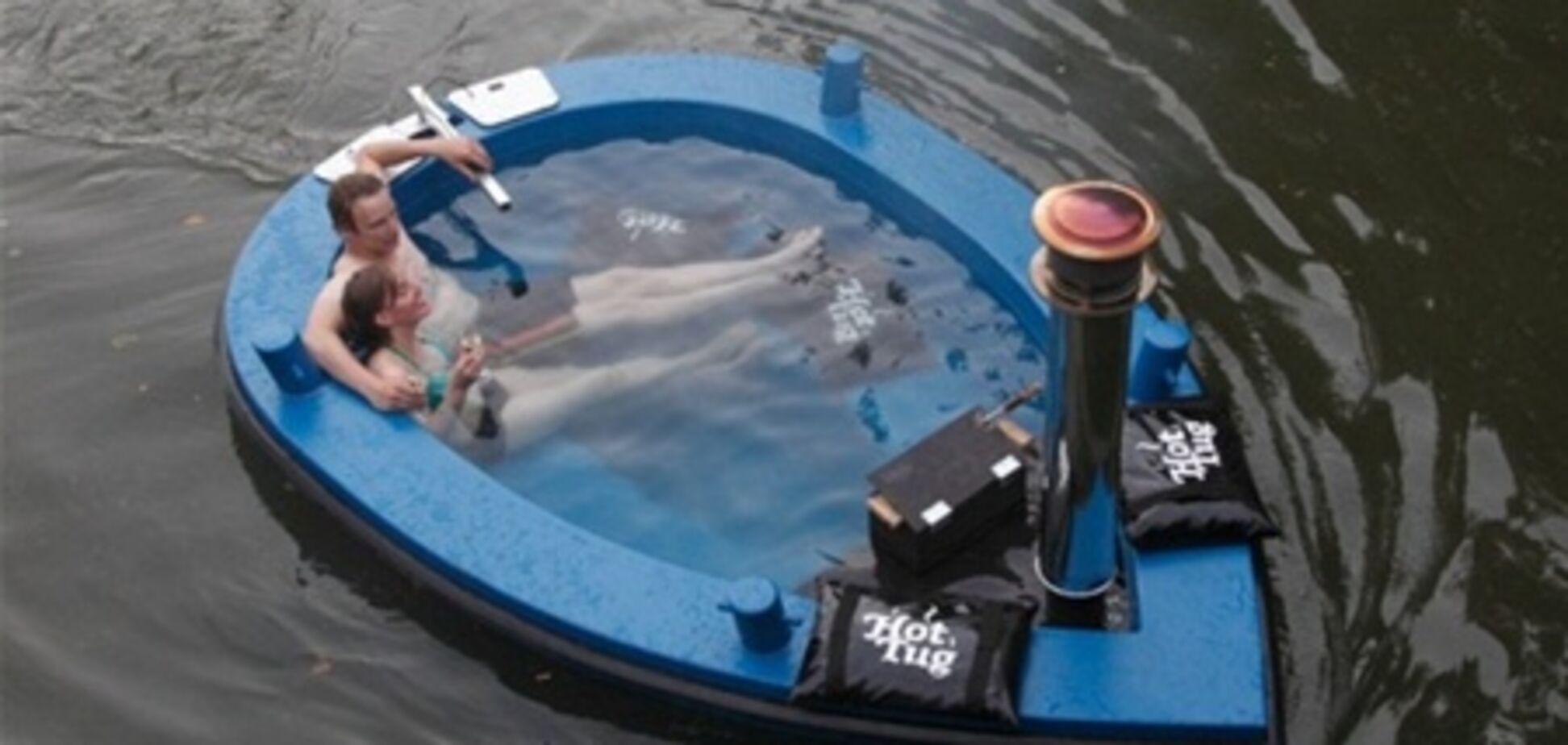 Создана лодка-джакузи на дровах. Фото