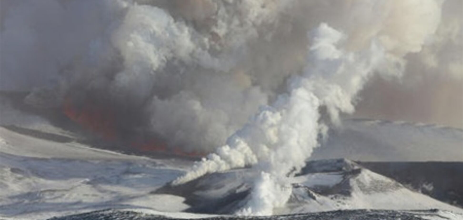 Поток лавы из вулкана на Камчатке перекрыл дороги