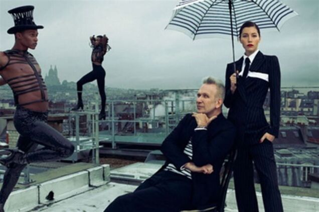 Холодная Джессика Бил и мужики на каблуках