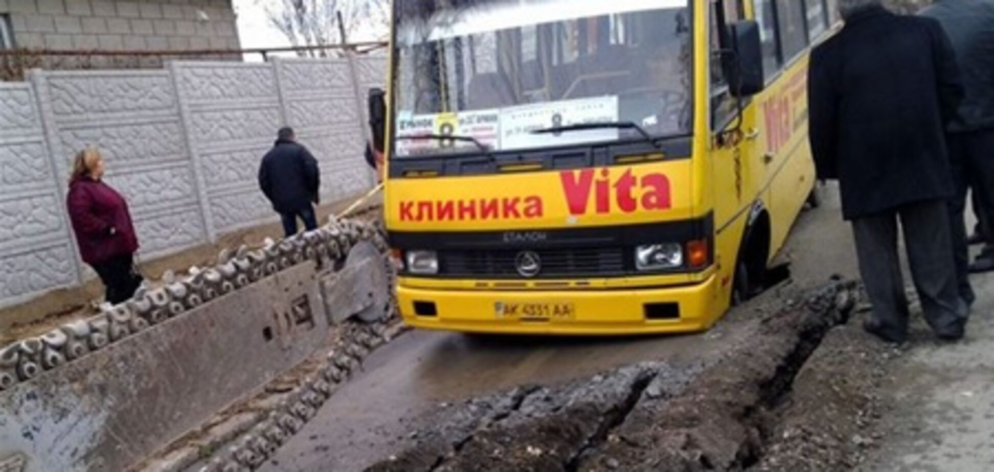 В Симферополе маршрутка провалилась под асфальт