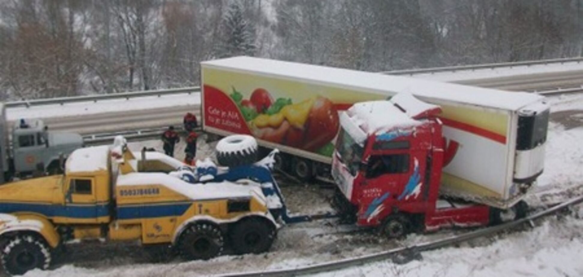 На Ривненщине МЧС помогло сербу, съехавшему на фуре в кювет. Фото