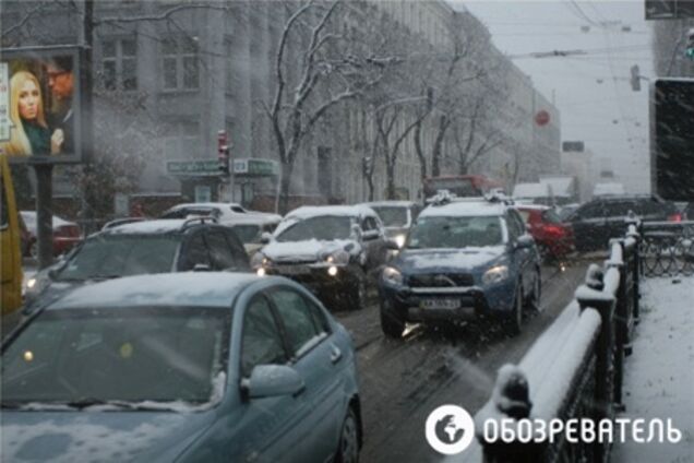 Из-за сильного снегопада в столице просят не ездить