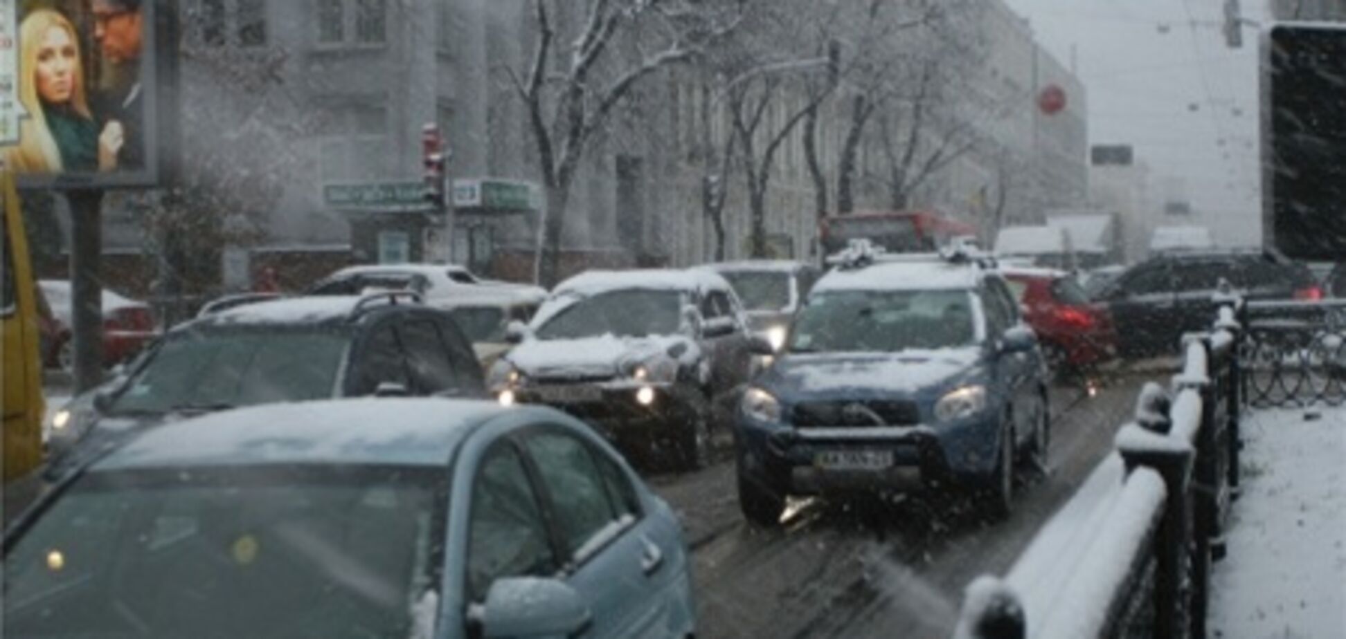 Из-за сильного снегопада в столице просят не ездить