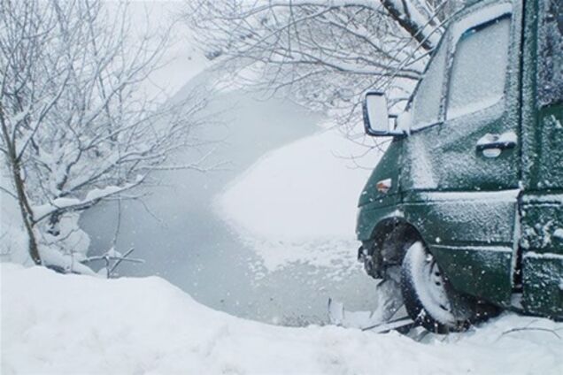 Автобус на Тернопольщине завис над пропастью с 9 людьми. Фото