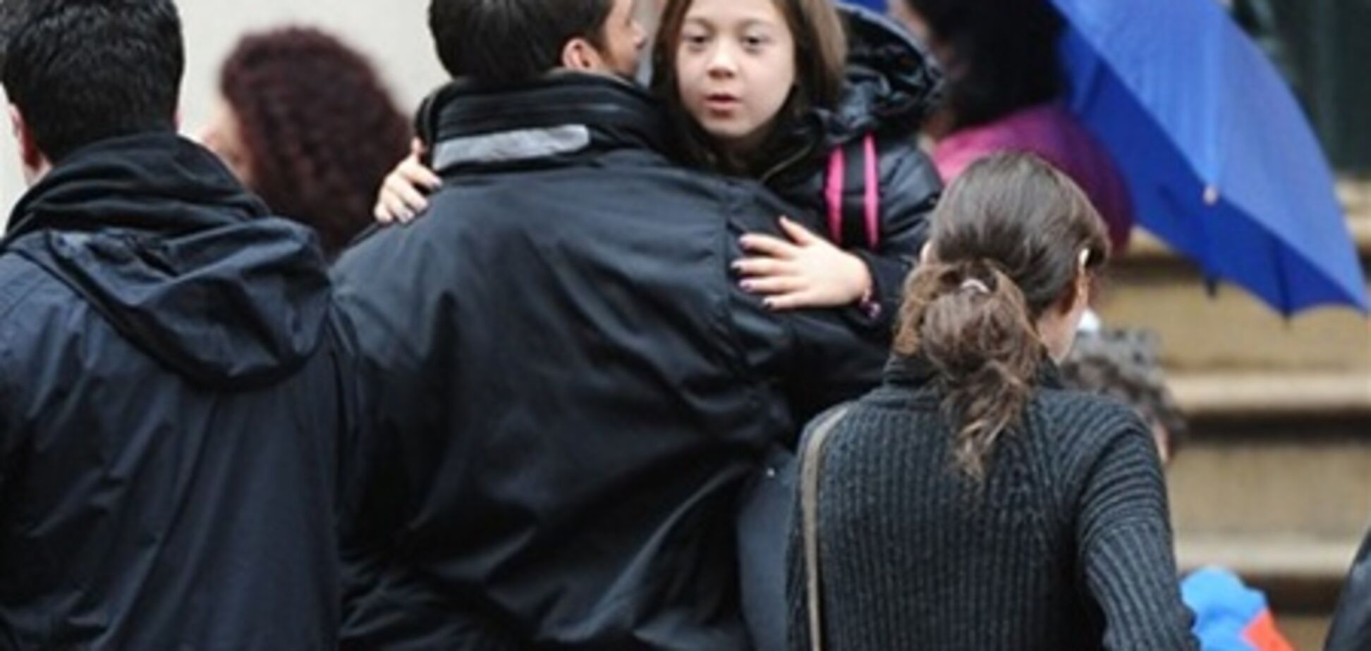 Хью Джекман встречает дочь с занятий. Фото