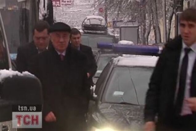 Пробки в центре Киева заставили Азарова ходить пешком. Видео