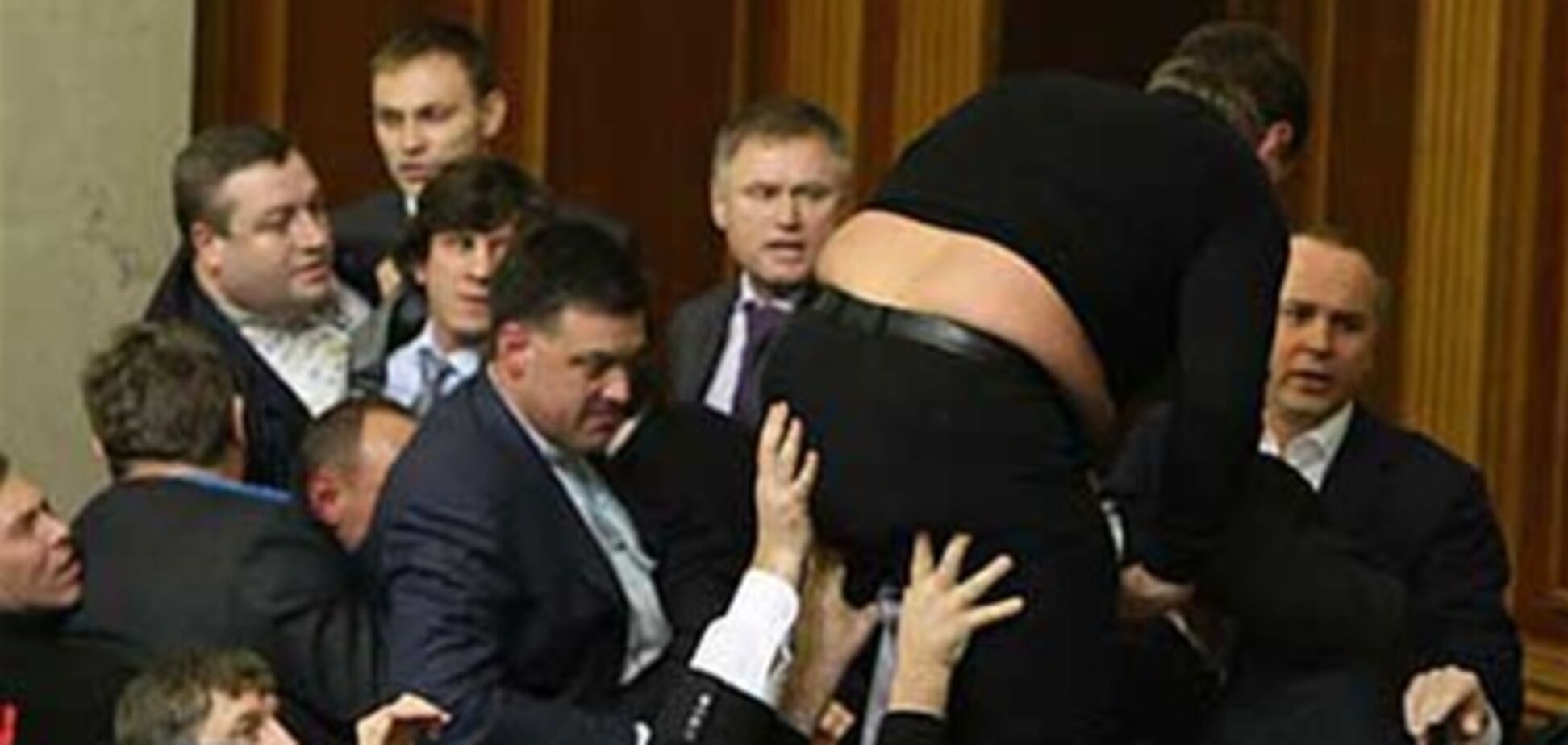 Партія регіонів просить опозицію не уподібнюватися Тарзаном і не скакати по трибунах