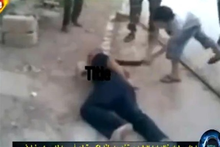 Новое шокирующее видео из Сирии: мальчик отрубает голову заложнику