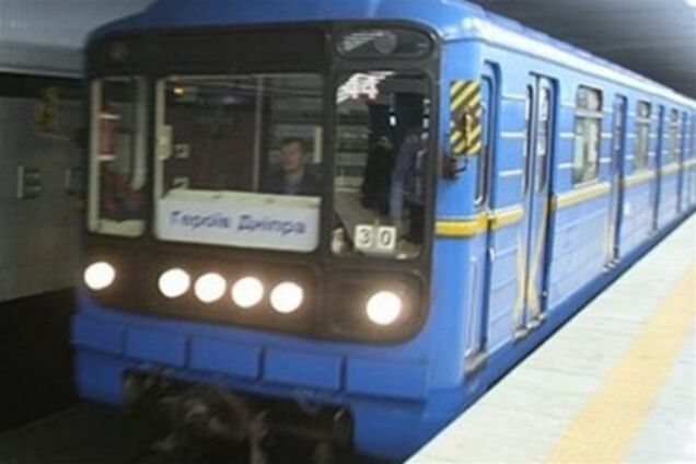 В столичном метро перед поездом упал мужчина