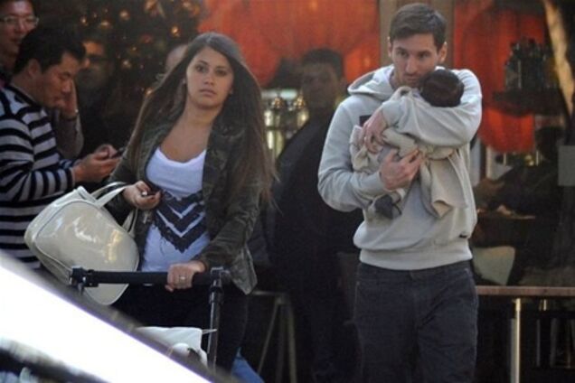 Месси впервые прогулялся с сыном по Барселоне