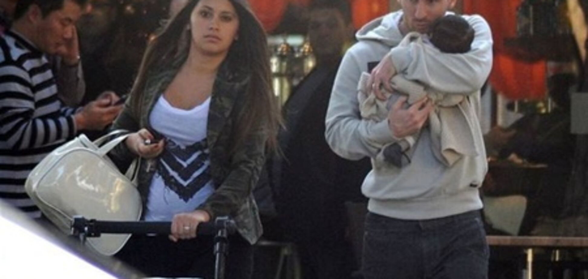 Месси впервые прогулялся с сыном по Барселоне