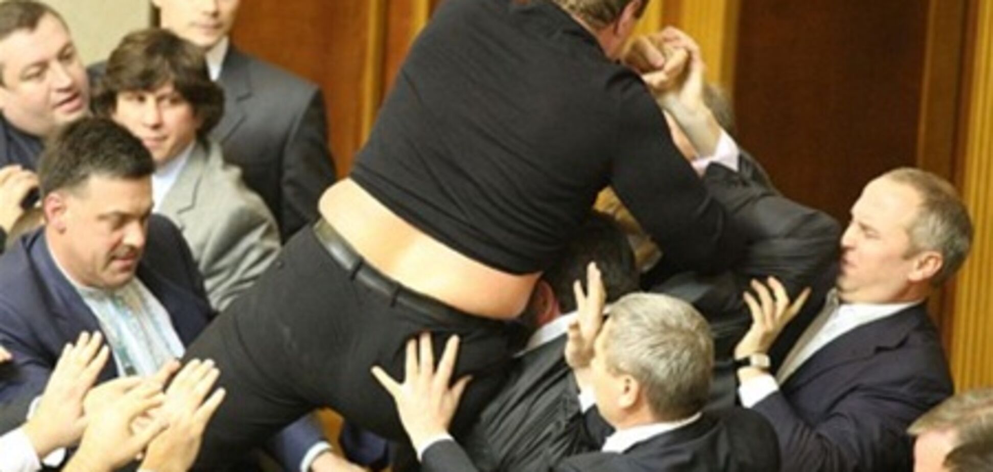 Депутаты с ногами залезли на трибуну ВР