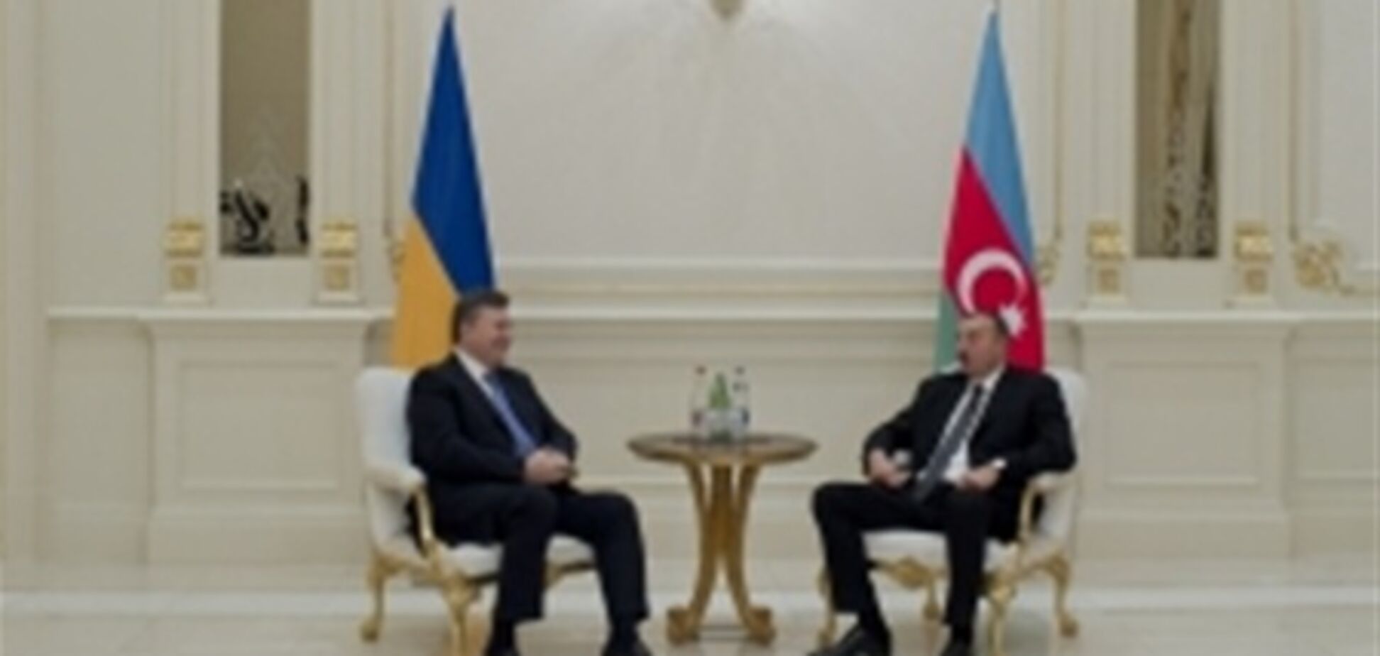 Янукович по дороге из Индии заехал в Азербайджан