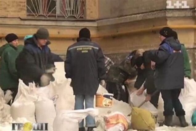 В Киеве дворники за свои деньги покупают соль для тротуаров. Видео