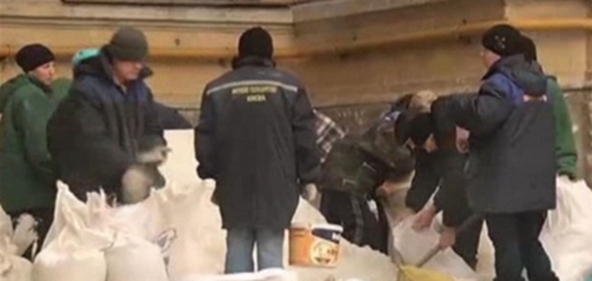 В Киеве дворники за свои деньги покупают соль для тротуаров. Видео