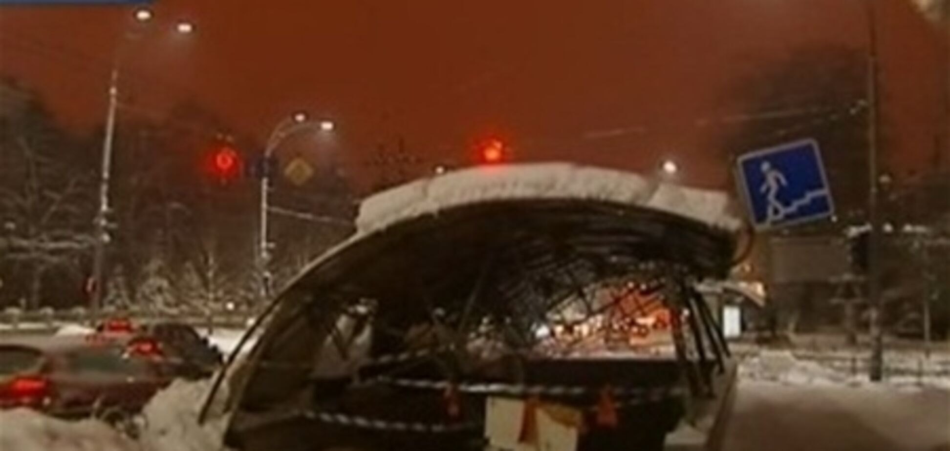 В Киеве над подземным переходом упала крыша. Видео