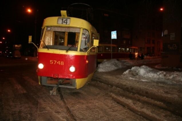 На Подоле с рельс сошел трамвай