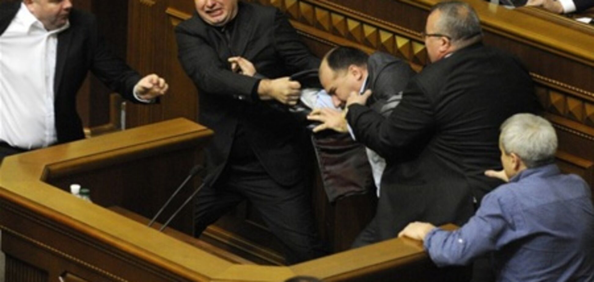 Опозиція вимагає від ГПУ розслідувати побиття в Раді свого депутата. Відео