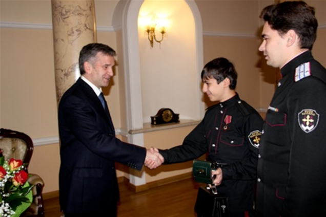 Київський школяр за порятунок російського прапора отримав iPad і годинник від Путіна