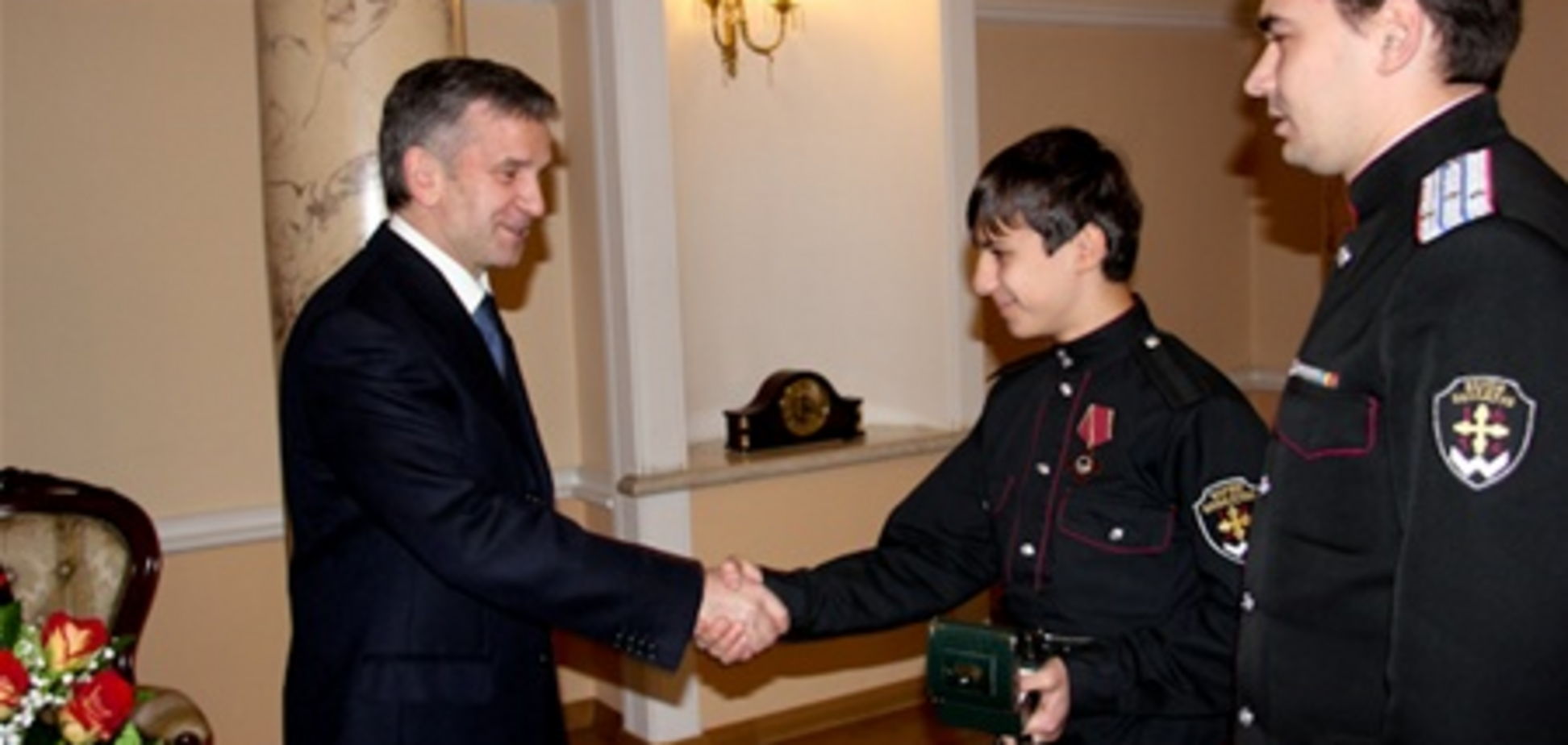 Киевский школьник за спасение российского флага получил iPad и часы от Путина