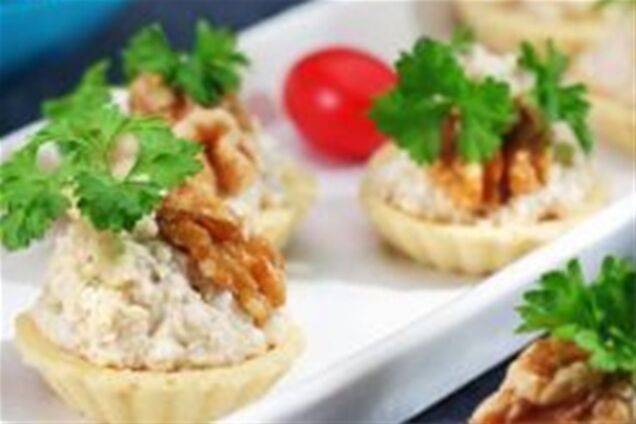 Тарталетки с сыром и орехами