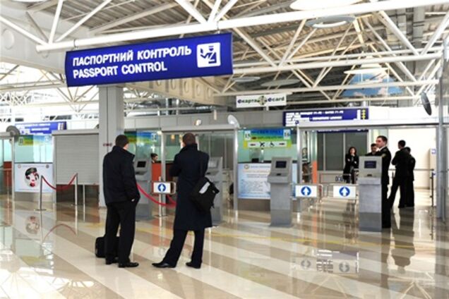 В аэропортах России пассажиров обслуживает виртуальный пограничник