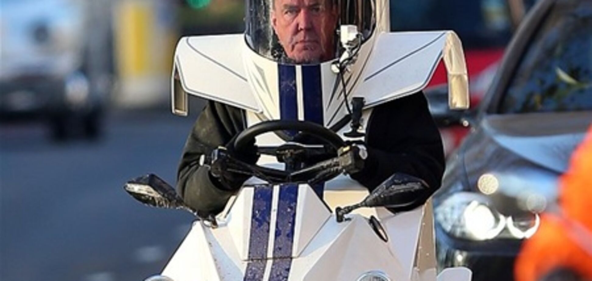 Ведущий Top Gear испытывает 'скафандр на колесах'. Фото