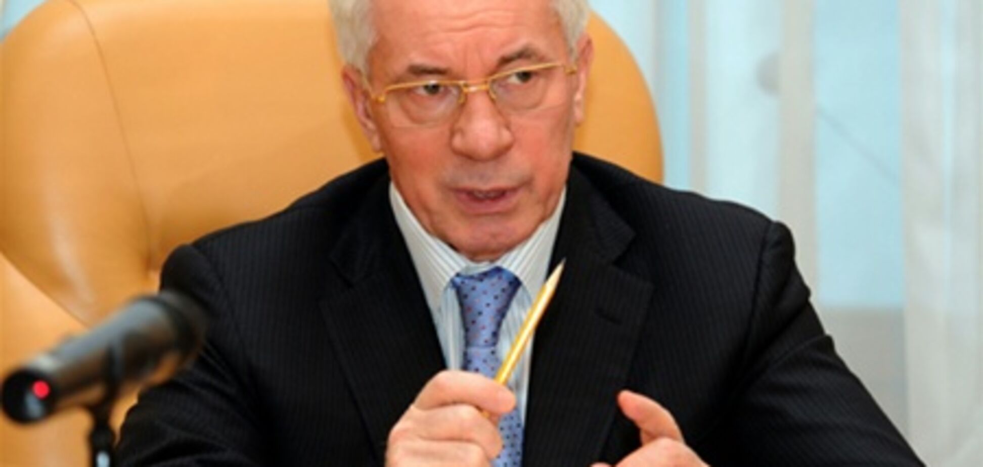 Азаров против налога на продажу валюты