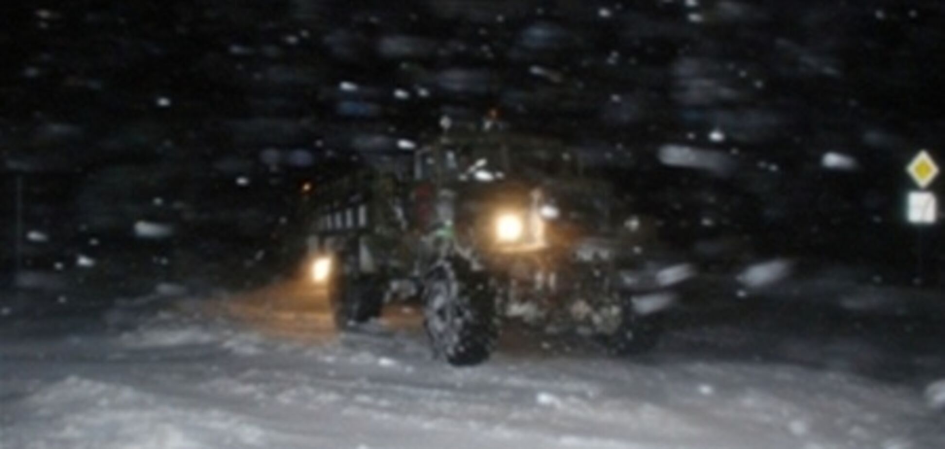 Трассу 'Киев-Чоп' не могут расчистить, люди замерзают. Видео