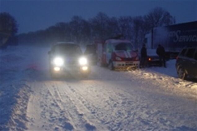 Женщина, эвакуированная 'пожаркой' из затора Киев-Чоп, родила двойню
