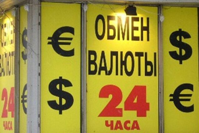 Политологи: заявление Азарова о нецелесообразности сбора с продажи валюты - политическое