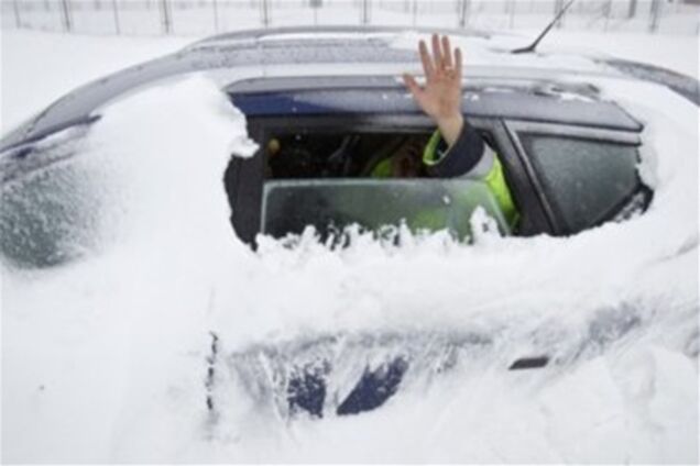 В Румынии из-за снегопада около 300 человек оказались заблокированы в автомобилях 