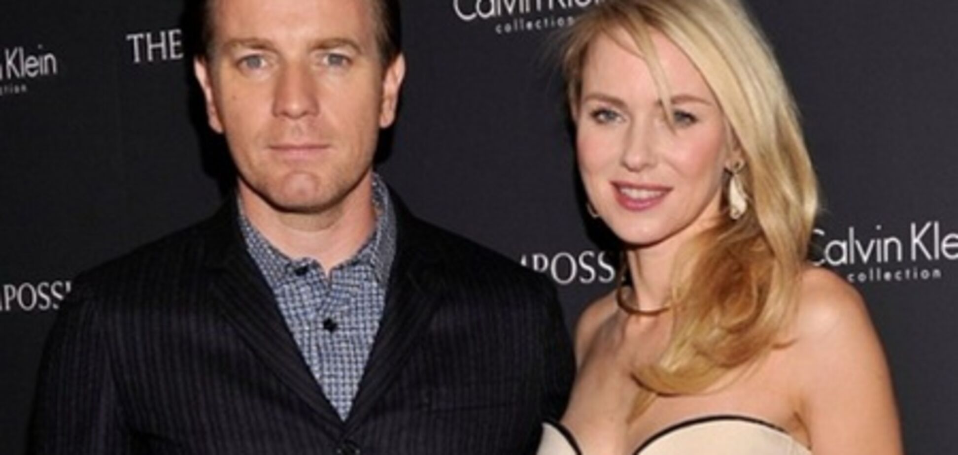 Красивая, но помятая Наоми Уоттс на красной дорожке