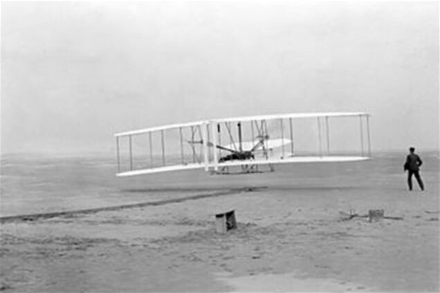 17 грудня 1903 відбувся перший у світі політ на літаку