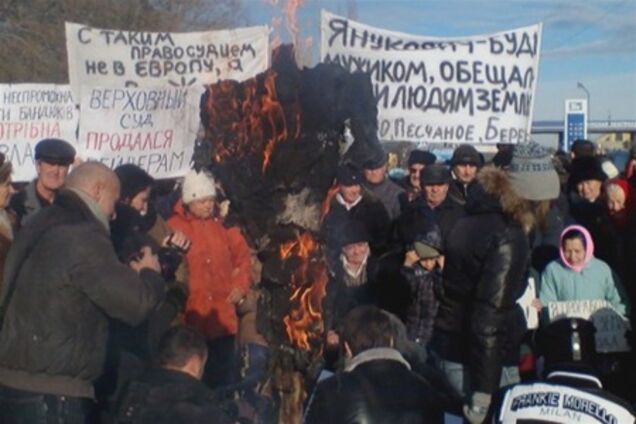 Под Бахчисараем крымчане подожгли рейдера и улеглись на трассу. Видео