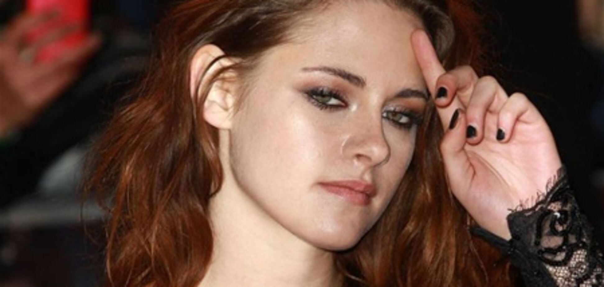 Стюарт переплюнула голую школьницу. Фото