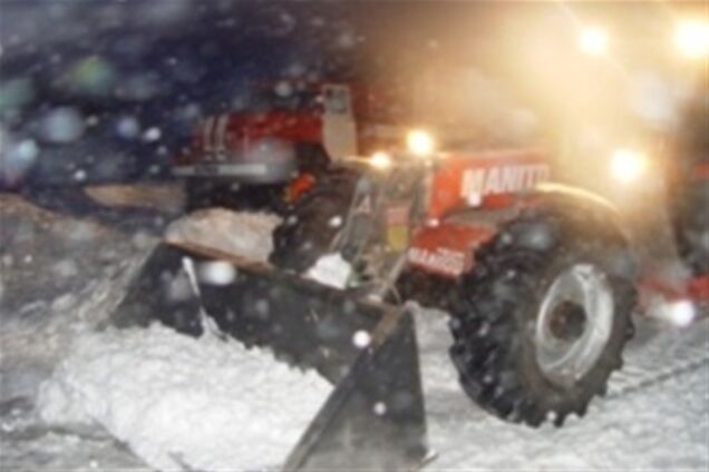 На трассе Киев-Чоп въезд в некоторые села завален снегом. Видео