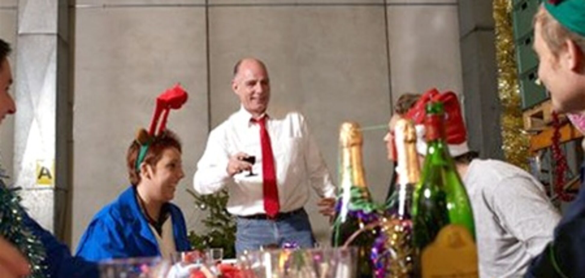 Чиновники сбрасываются на корпоративы по 100-200 грн