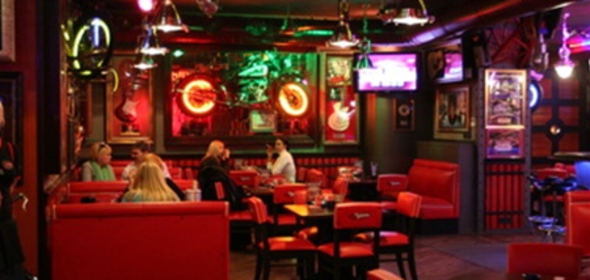 Украинцы оставляют 'на чай' даже плохим официантам