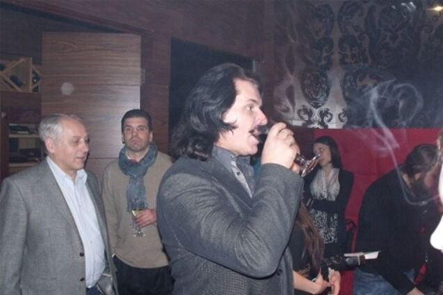 Зібров випиває з журналістами. Фото