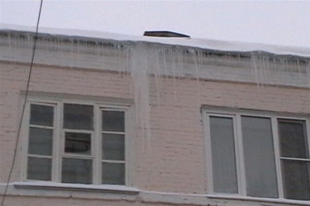 За сутки в Киеве снимают сосульки с 10 зданий